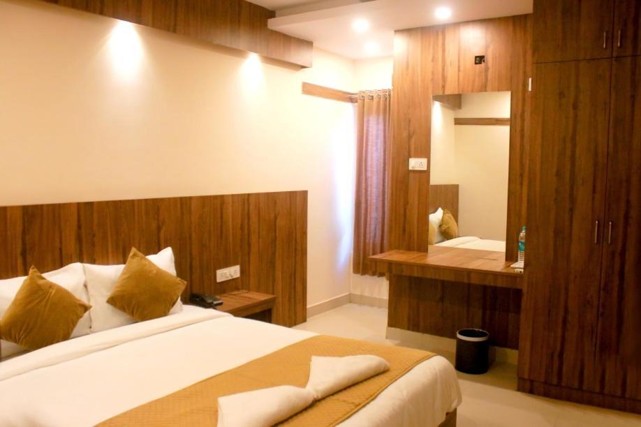 Hotel Sakura Inn Hosur Bagian luar foto